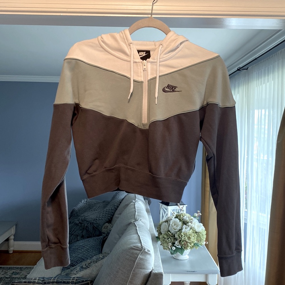 Nike Women’s XS crop hoodie sweatshirt, excellent condition.  Cropped Hoodie